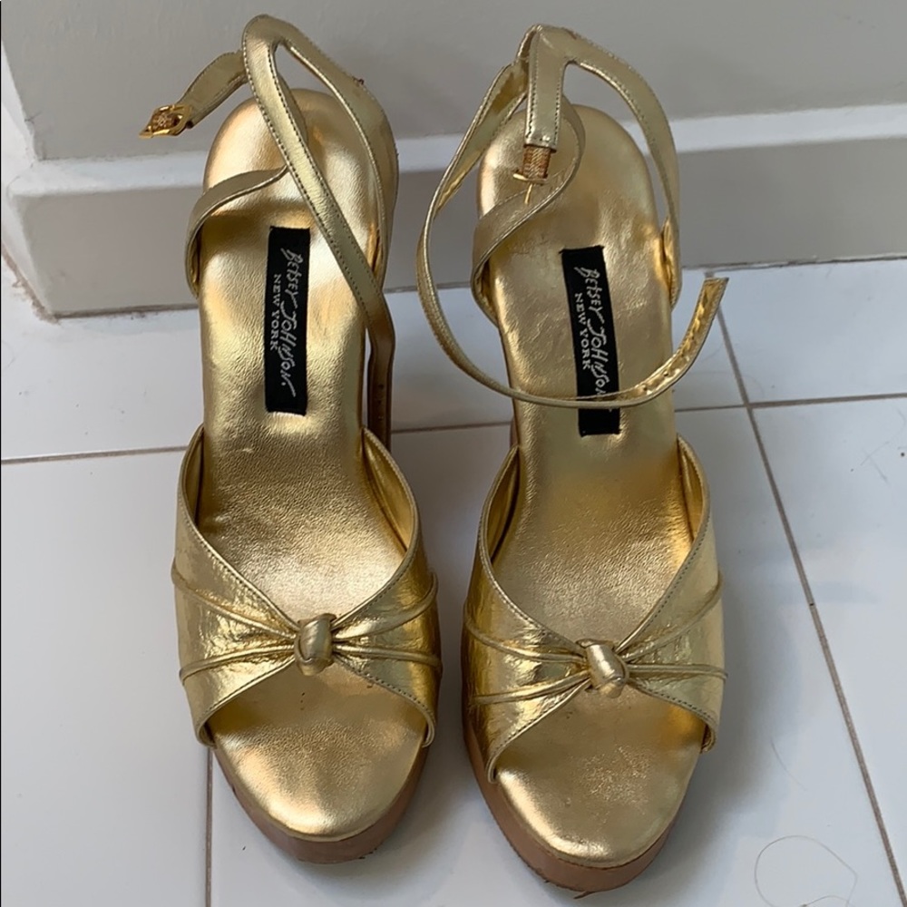 Vintage Betsey Johnson wood / gold platforms!!
